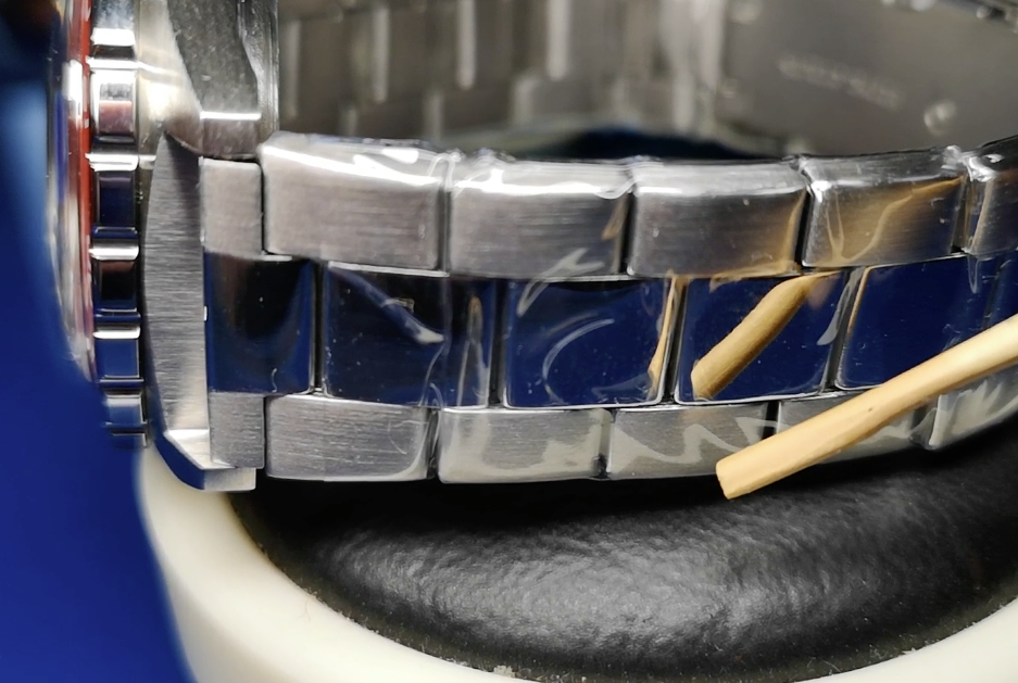 Komandirskie 650841 bracelet showing nice contrast in link finishing